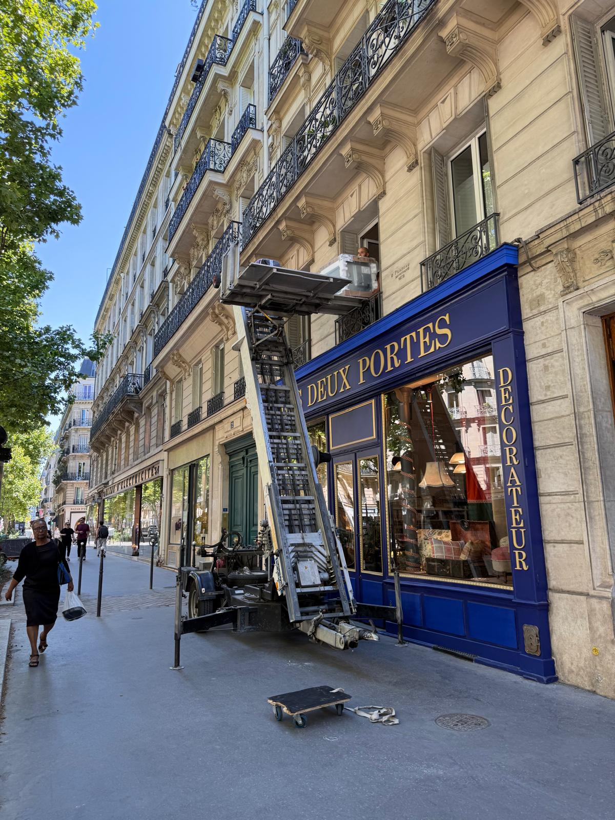 Intervention monte-meuble rue commerçante parisienne