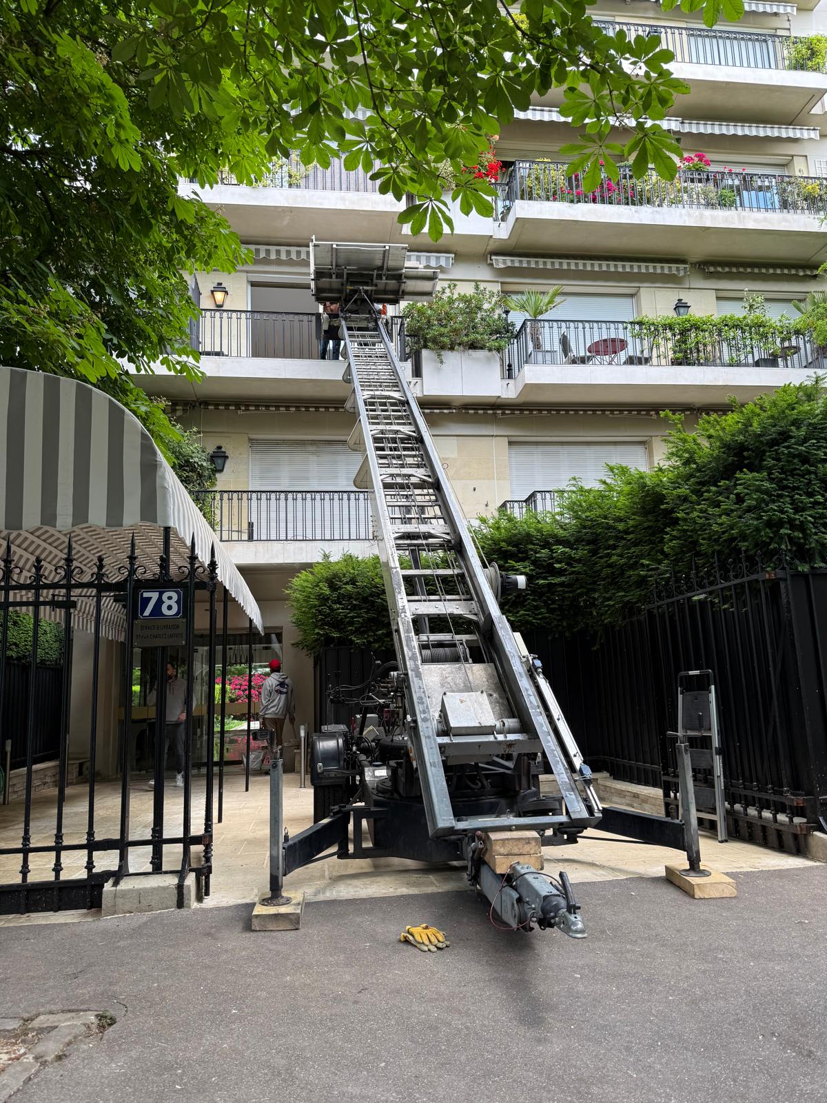Monte-meuble accédant à un balcon résidentiel